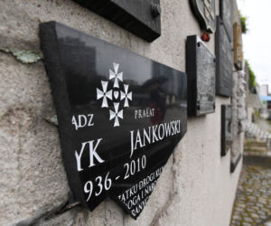 Zniszczyli tablicę Jankowskiego