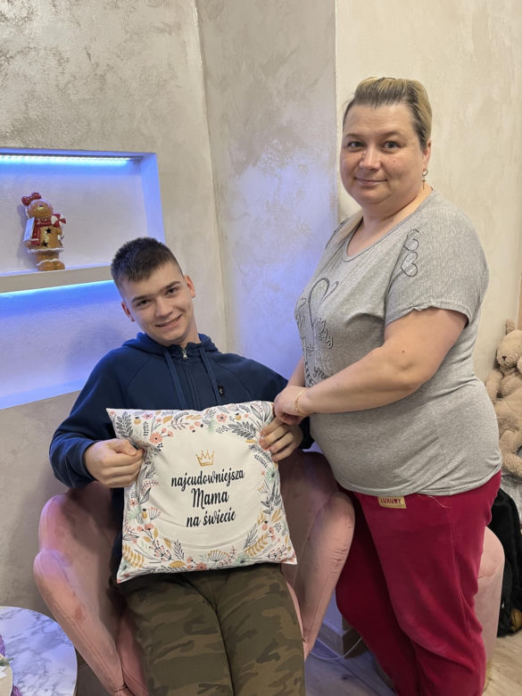 Koledzy niechcący powiesili 12-letniego Kubę. Tragiczny finał zabawy. Mama i syn dzielnie walczą o zdrowie