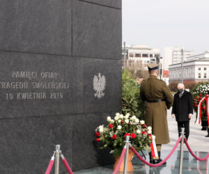 Jarosław Kaczyński podczas uroczystości złożenia kwiatów pod pomnikiem Ofiar katastrofy smoleńskiej, na pl. Piłsudskiego w Warszawie