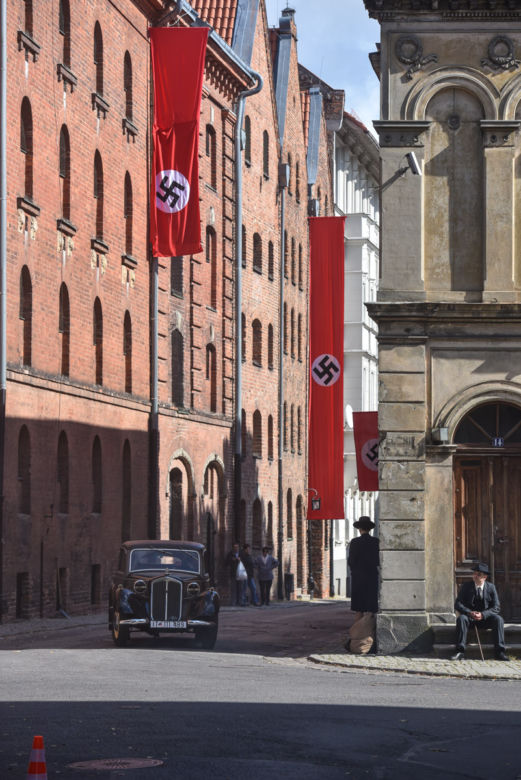 Nazistowskie symbole na starówce w Toruniu. Kręcą tam nowy film