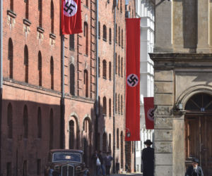 Nazistowskie symbole na starówce w Toruniu. Kręcą tam nowy film