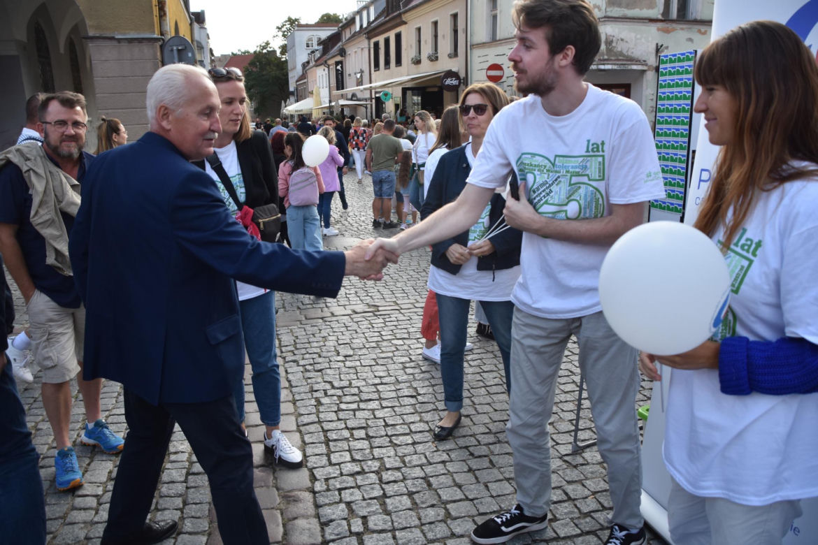 Tłumy na Starym Mieście w Olsztynie. Mieszkańcy świętowali 25-lecie samorządu Warmii i Mazur [ZDJĘCIA]