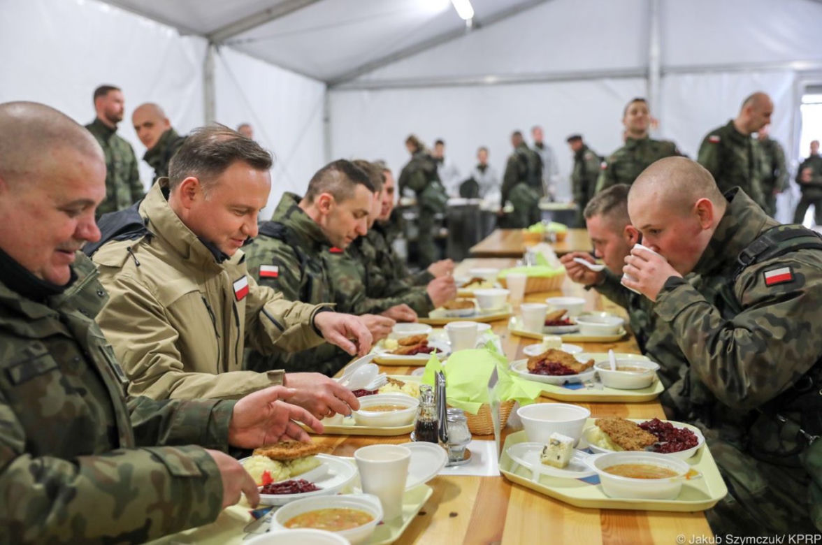 Prezydent Duda  jak prawdziwy żołnierz. Najadł się grochówki [ZDJĘCIA]