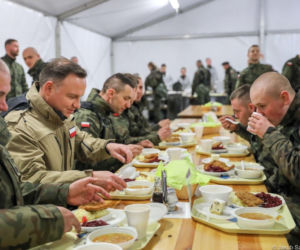 Prezydent Duda  jak prawdziwy żołnierz. Najadł się grochówki [ZDJĘCIA]