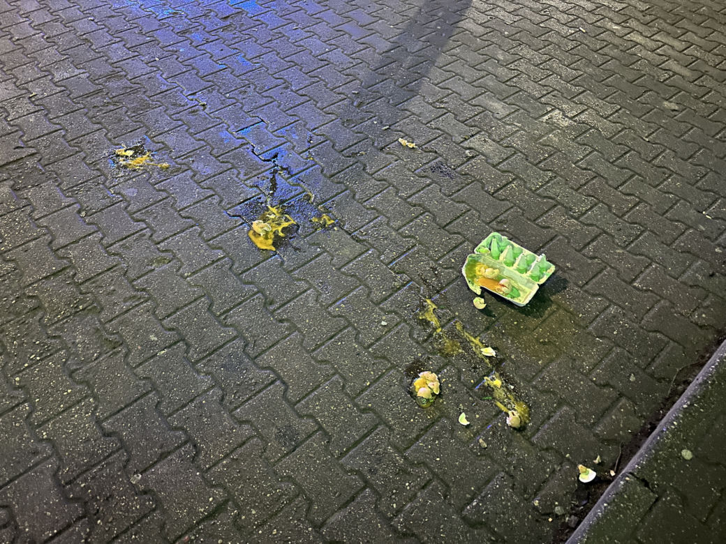 Pijacka zadyma we Włochach, nieprzytomny leżał na ulicy. W ruch poszły jajka