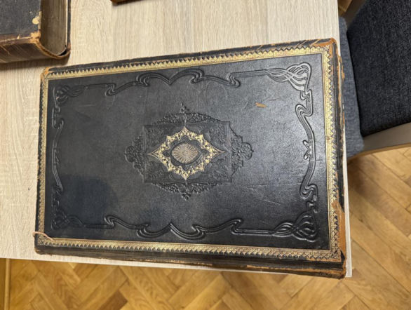 Warszawa: Policja odzyskuje skradzione żydowskie księgi. Znamy kulisy sprawy