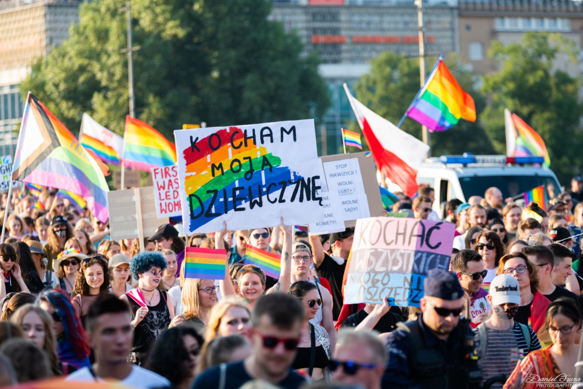 Marsz Równości w Krakowie - tłumy na wydarzeniu pod hasłem "Zaczerpnąć tchu".