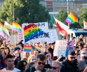Marsz Równości w Krakowie - tłumy na wydarzeniu pod hasłem Zaczerpnąć tchu.