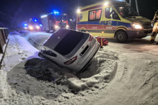 Powiat miński: w Ładzyniu kierowca wjechał do rowu. Zmarł pomimo reanimacji