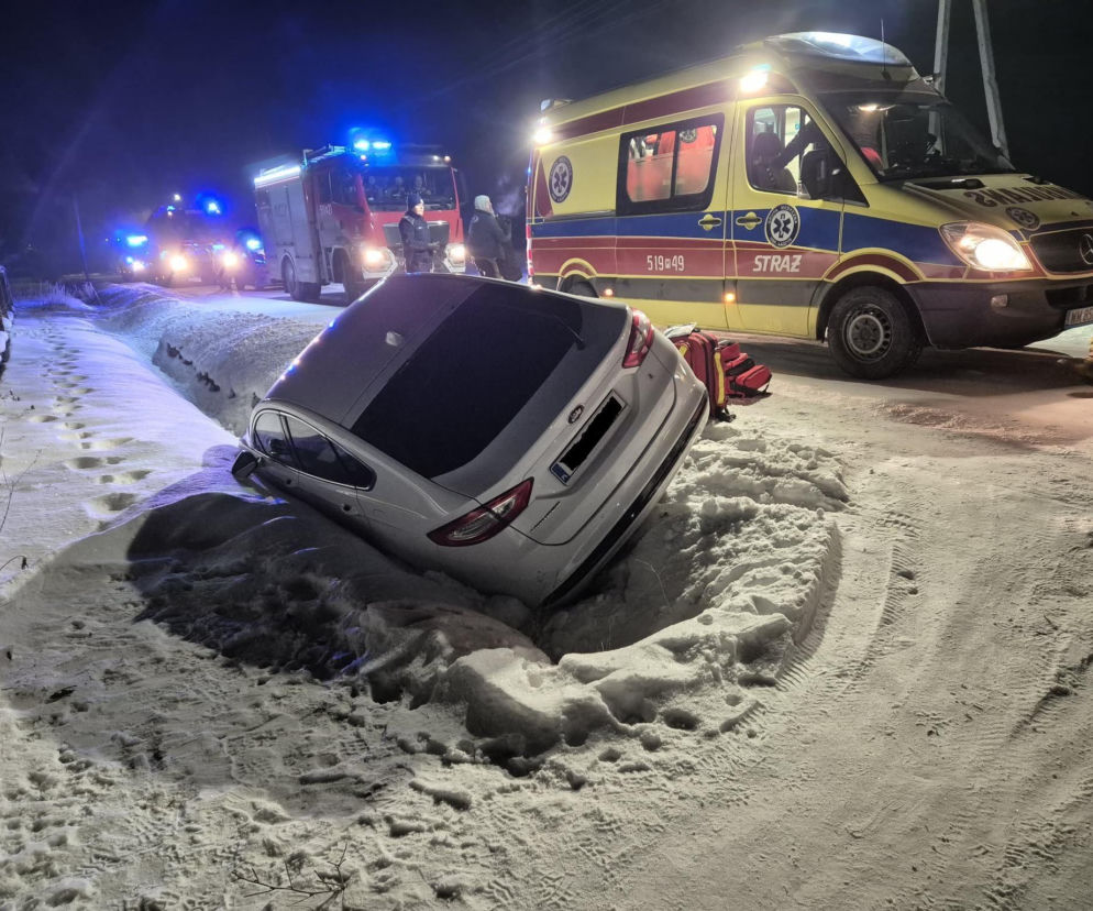 Powiat miński: W Ładzyniu kierowca osobówki zjechał do rowu. Pomimo reanimacji, mężczyzna zmarł