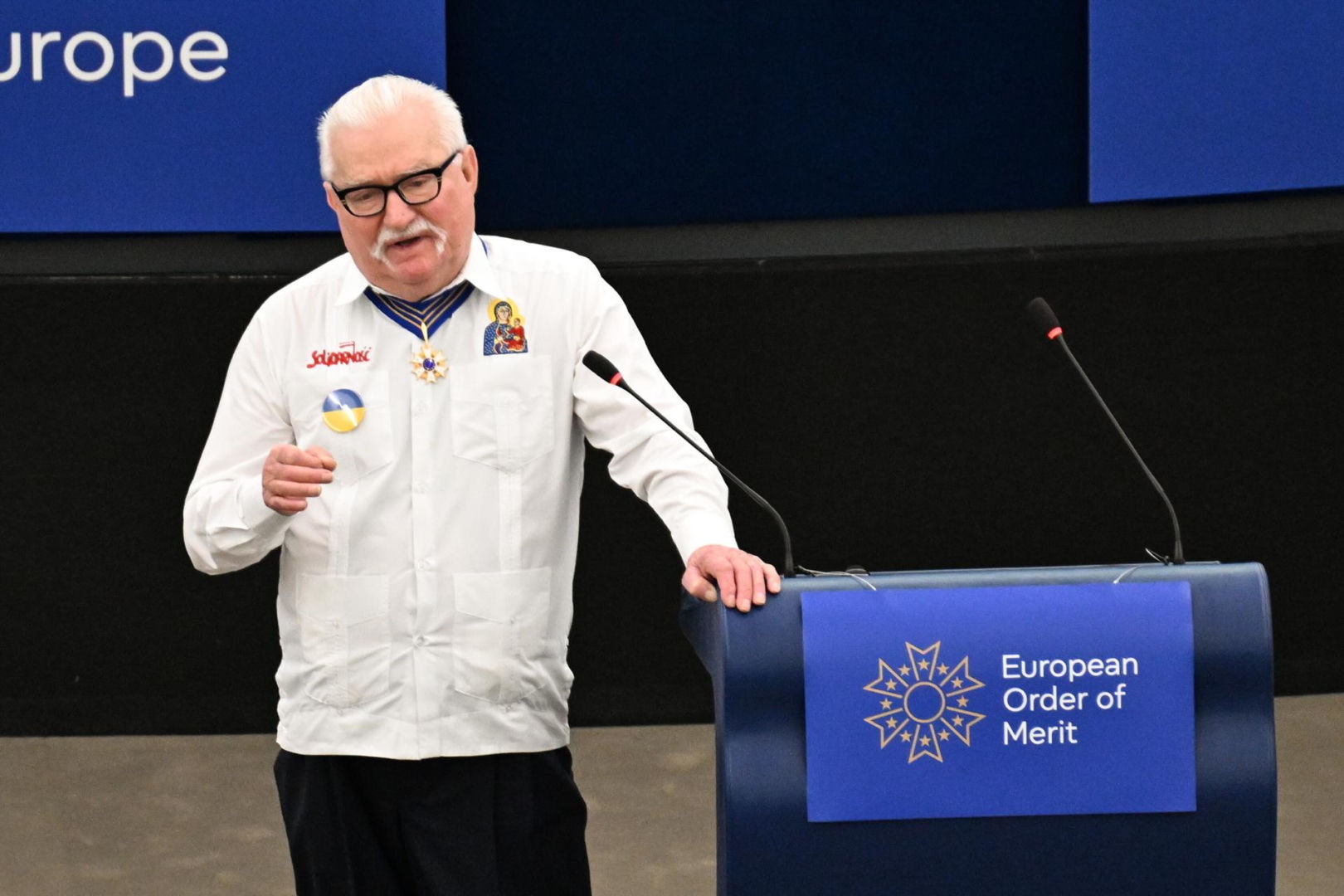 Lech Wałęsa i Jerzy Buzek z historycznym odznaczeniem. To pierwszy taki order w UE