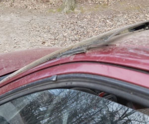 Szyba z innego auta przytwierdzona pianką montażową. Policjanci nie wierzyli w to co zobaczyli