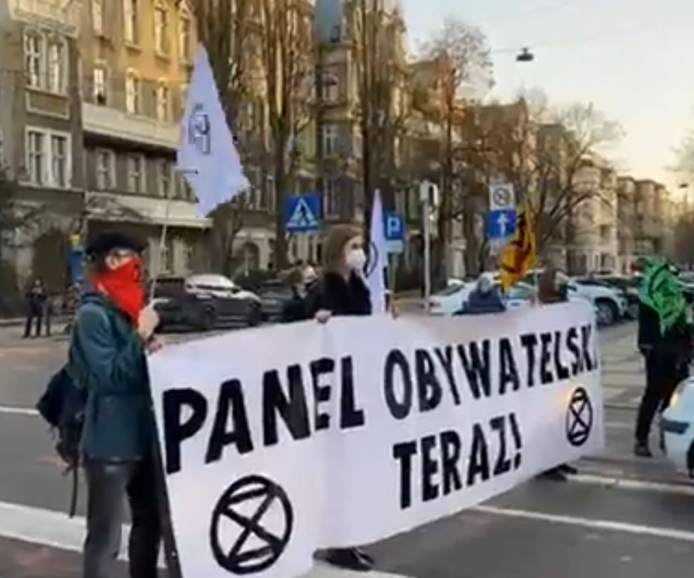 Aktywiści zablokowali jedno z przejść na placu Grunwaldzkim w Szczecinie