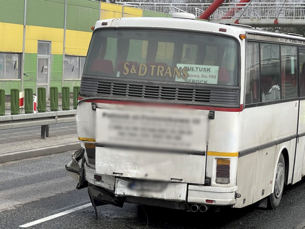 Zderzenie busa z autobusem dzisiaj rano. Nie żyje kobieta