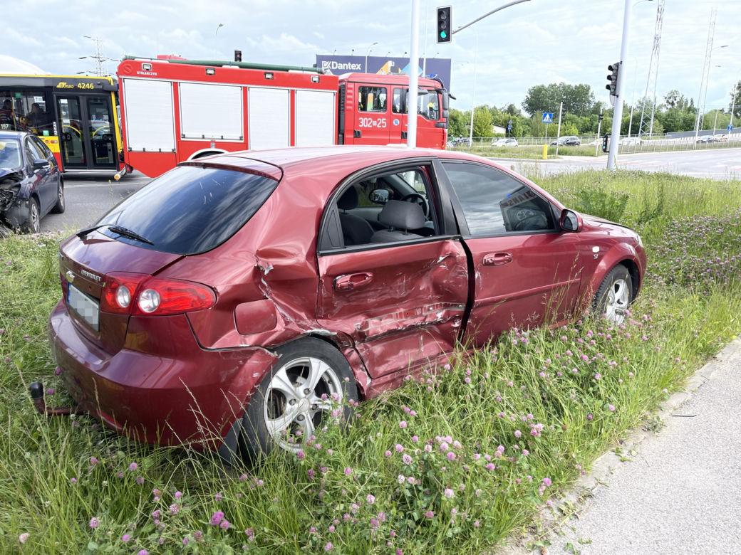  Kilkumiesięczne dziecko wyleciało przez okno samochodu. Przerażający wypadek na Bemowie