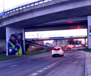 Mural z policjantami na filarze Trasy Zamkowej
