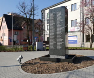 Bełchatów: Stanął pomnik ofiar katastrofy smoleńskiej. Jutro obchodzimy okrągłą rocznicę tej tragedii. 