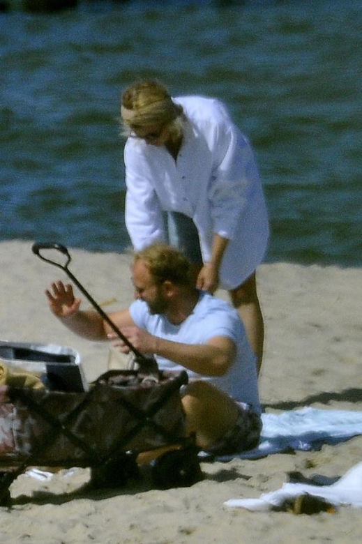 Borys Szyc z rodziną na plaży