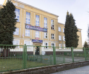 Wymienione zostaną drzwi i okna, pojawi się fotowoltaika. Cztery radosmkie szkoły czeka modernizacja