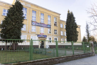 Wymienione zostaną drzwi i okna, pojawi się fotowoltaika. Cztery radosmkie szkoły czeka modernizacja