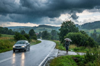 Burze na południu Polski. IMGW wydało alerty drugiego stopnia