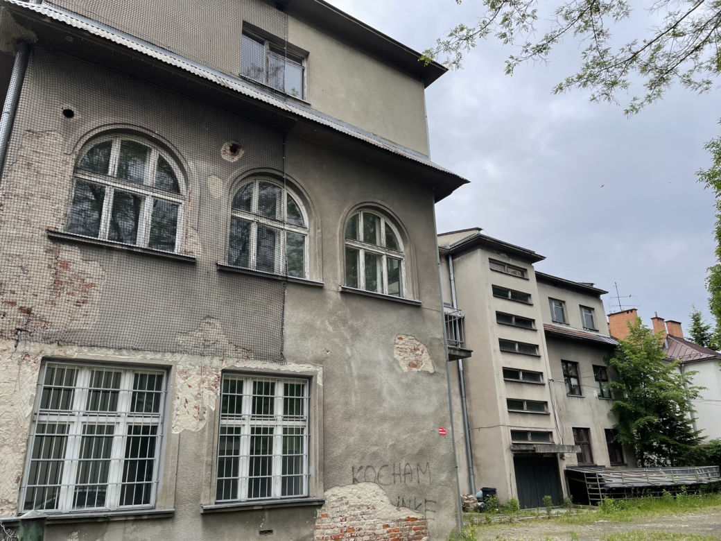Zniszczona kamienica przy ul. Kazimierza Wielkiego w Nowym Sączu. Co w niej będzie? 