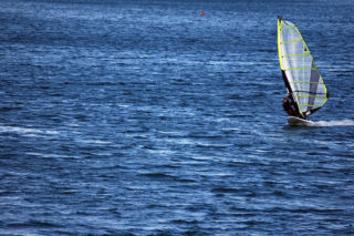 Windsurferzy dryfowali dwie mile od brzegu. Uratowali ich gdyńscy policjanci