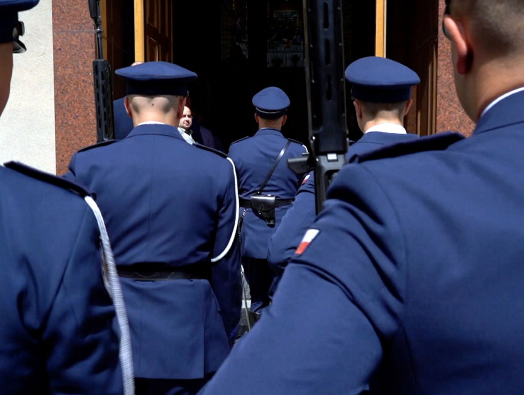 Srebrny orzeł prowadził Arka w ostatniej drodze. Poruszający gest policjantów i strażaków