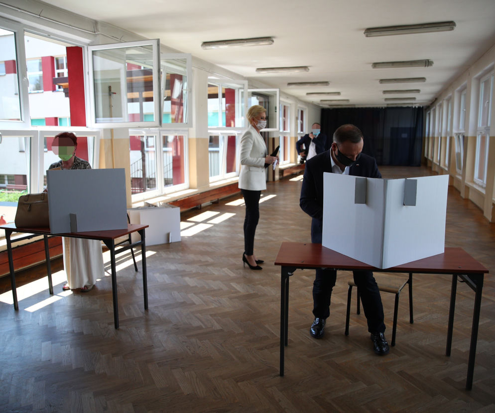 Wybory 2020 Andrzej Duda wraz z elegancką małżonką w komisji wyborczej oddali głosy