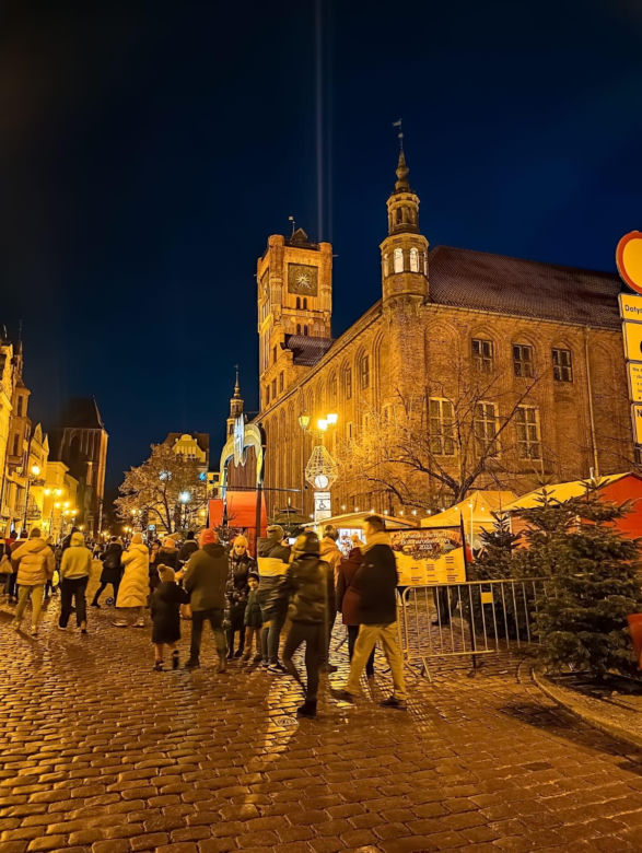 Toruński Jarmark Bożonarodzeniowy wieczorową porą