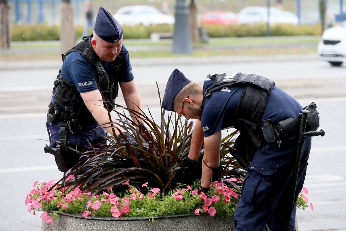 Policjanci grzebią w śmietnikach i kwietnikach w centrum Warszawy