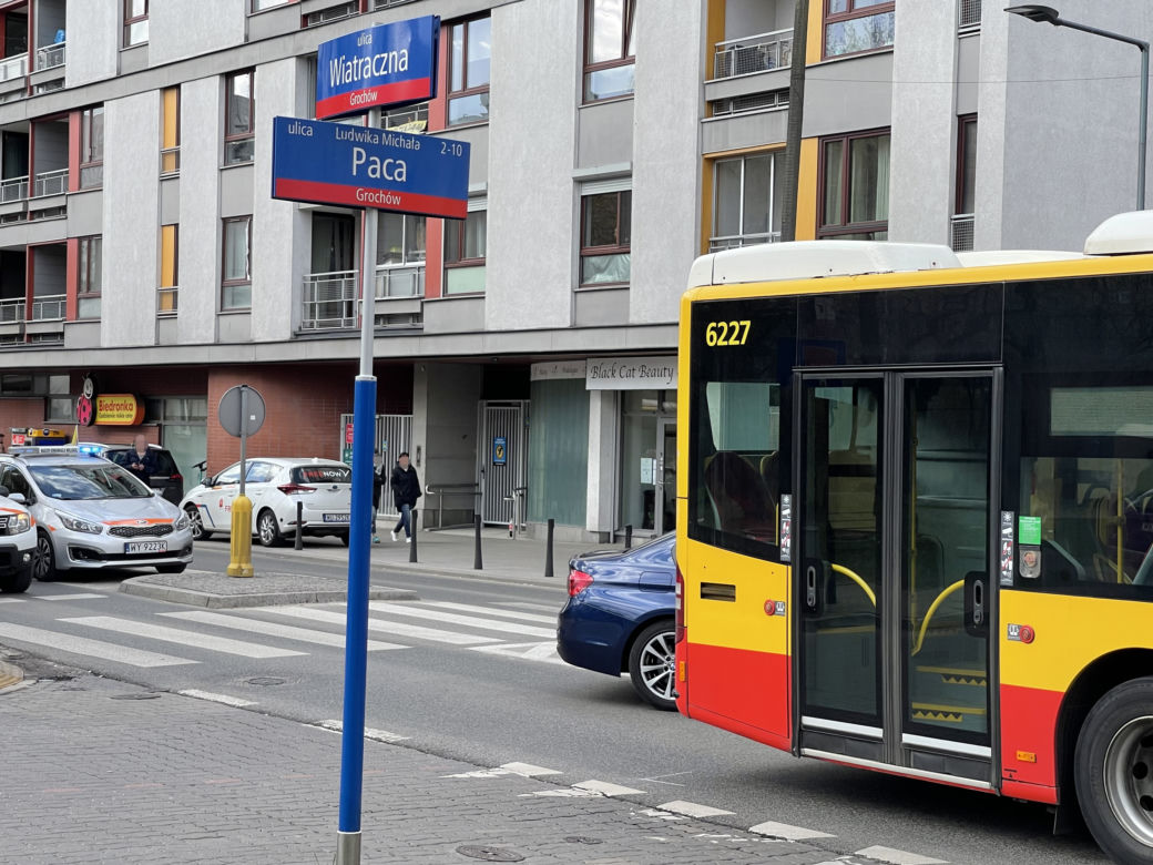 Koszmarny wypadek na Wiatracznej. Piesza wpadła pod miejski autobus