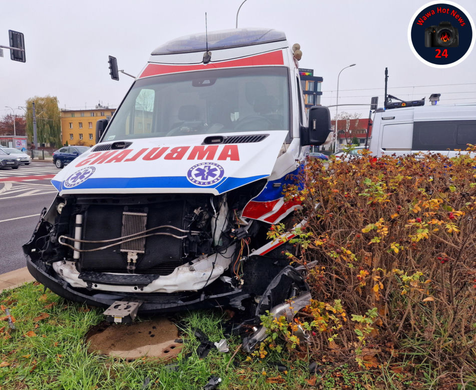 Zderzenie karetki z osobowym nissanem na Mokotowie. Dwie osoby ranne 