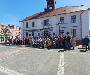 Polonez maturzystów z I LO na rynku w Ostrzeszowie