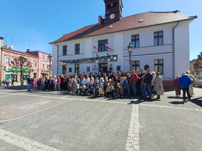 Polonez maturzystów z I LO na rynku w Ostrzeszowie