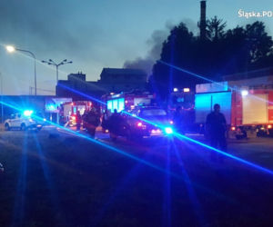 Potężny pożar hali magazynowej w Chybiu. Policja ma 4 podejrzanych! [ZDJĘCIA]