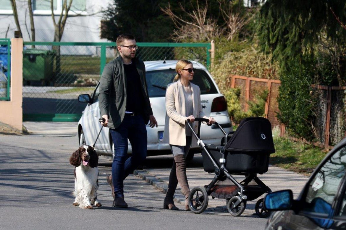 Babcia pracuje, dzieci spacerują