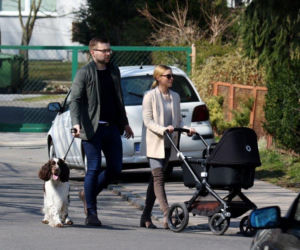 Babcia pracuje, dzieci spacerują