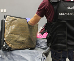 Ponad 8,5 kg heroiny ukrytej w walizkach podróżnych