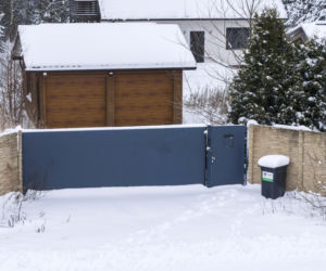 Dom Ziobry zasypany śniegiem czeka na gospodarza