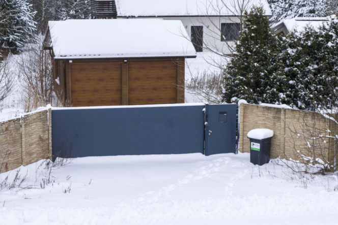 Dom Ziobry zasypany śniegiem czeka na gospodarza