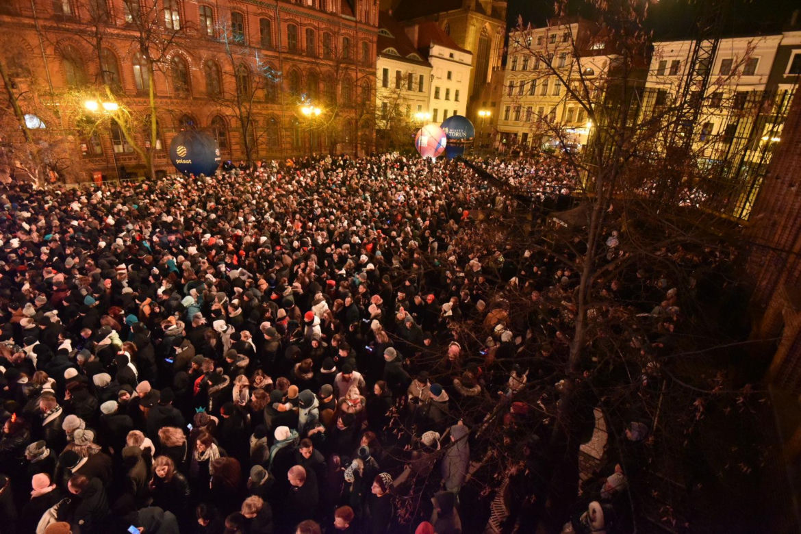 Sylwestrowa Moc Przebojów 2024. Tłumy na imprezie Polsatu w Toruniu. Zdjęcia gwiazd i uczestników