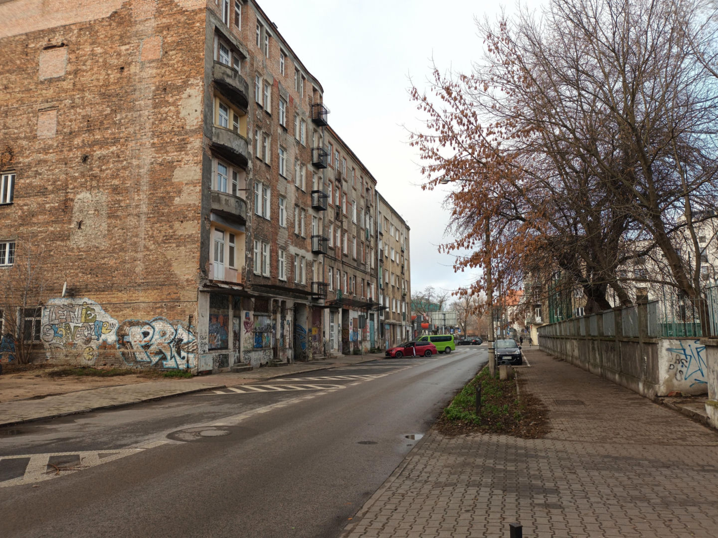 Kamienica przy Środkowej 23 w Warszawie przed remontem ulicy