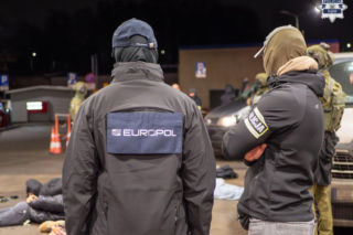 Akcja śląskich służb w sprawie przerzucania migrantów z Afryki do Europy. Zatrzymani pseudokibice