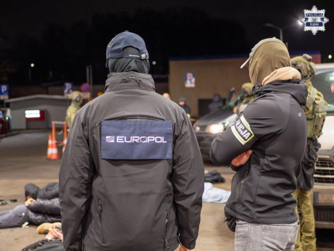 Akcja śląskich służb w sprawie przerzucania migrantów z Afryki do Europy. Zatrzymani pseudokibice