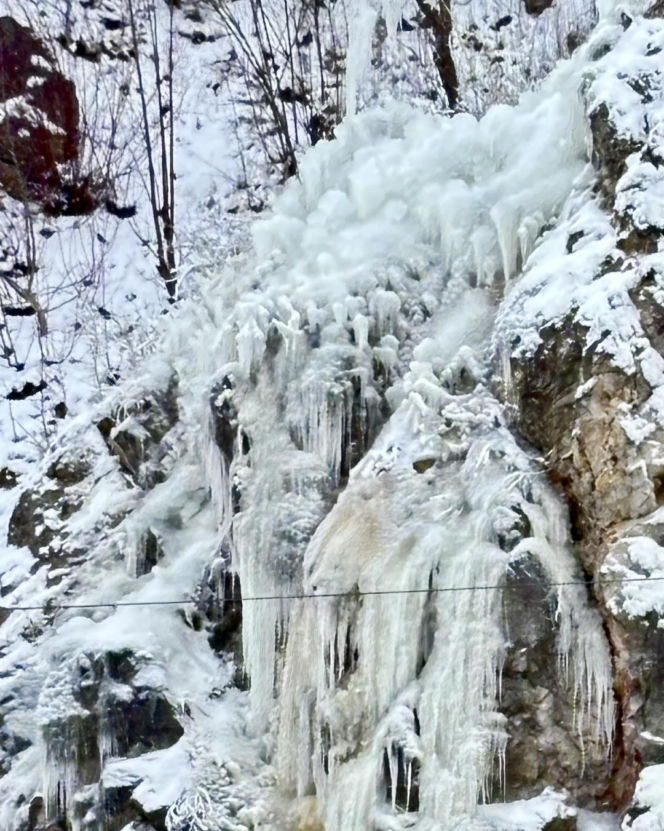 Kielce jak Himalaje? Niesamowity lodospad powstaje na Kadzielni. Zobacz zdjęcia