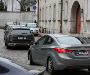 Jarosław Kaczyński. 4 samochodami do kościoła