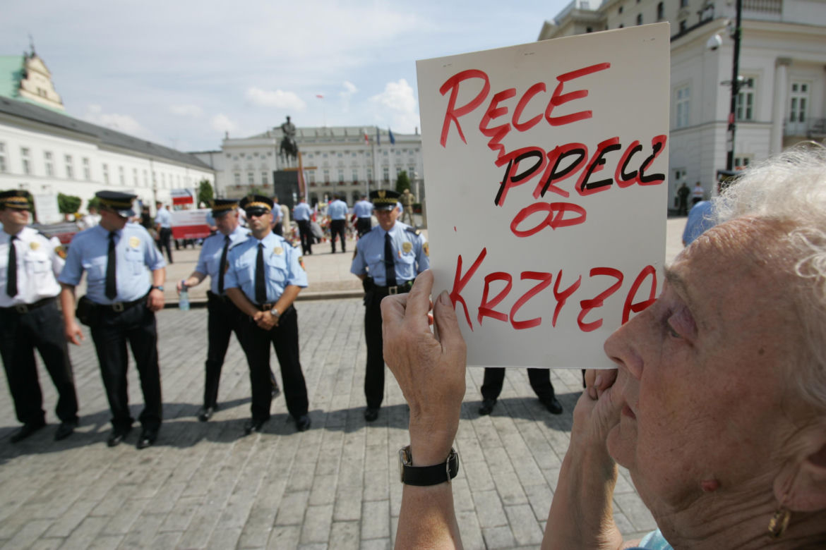 Nieudana próba przeniesienia krzyża sprzed Pałacu 3.08.2010