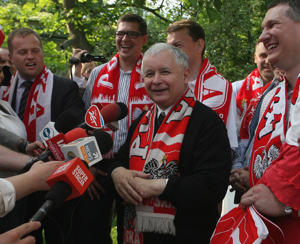 Lech Kaczyński i Jarosław Kaczyński na sportowych zdjęciach