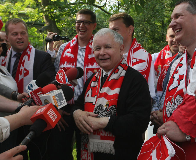 Lech Kaczyński i Jarosław Kaczyński na sportowych zdjęciach